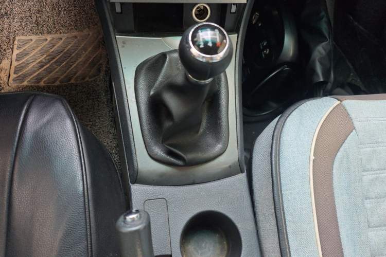 Used BYD L3 2015 Energy-Efficient Model 1.5L Manual Comfort Edition Gear Lever