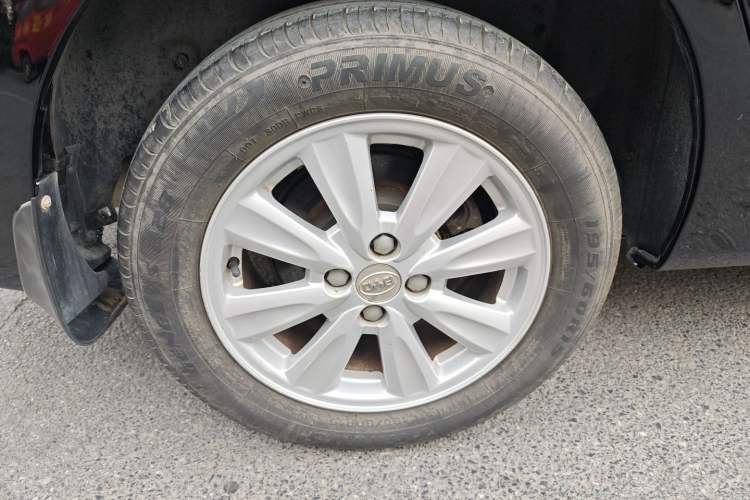 Used BYD L3 2015 Energy-Efficient Model 1.5L Automatic Comfort Edition Right Rear Wheel Hub