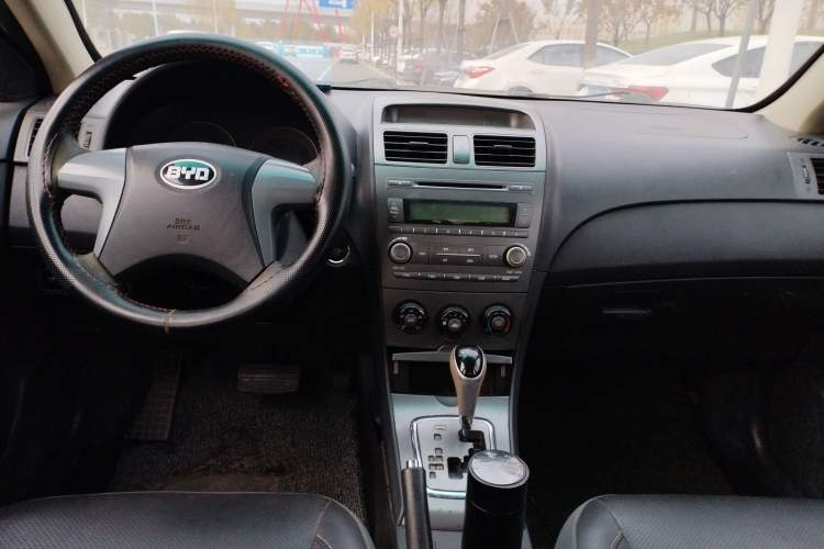 Used BYD L3 2015 Energy-Efficient Model 1.5L Automatic Comfort Edition Center Console