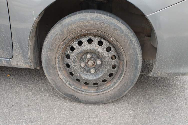 Used BYD L3 2015 Energy-Efficient Model 1.5L Automatic Comfort Edition Right Front Wheel Hub