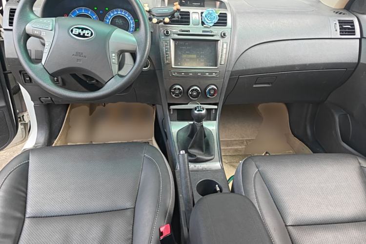 Used BYD L3 2015 Energy-Saving Edition 1.5L Manual Luxury Model Center Console