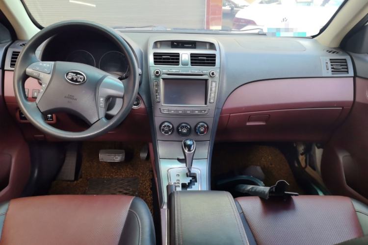 Used BYD L3 2015 Energy-Saving Edition 1.5L Automatic Prestige Model Center Console