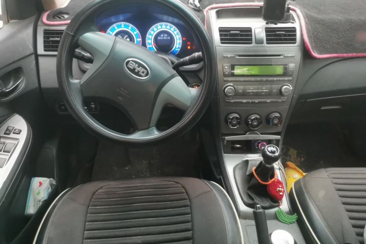 Used BYD L3 2015 Energy-Efficient Model 1.5L Manual Comfort Edition Center Console