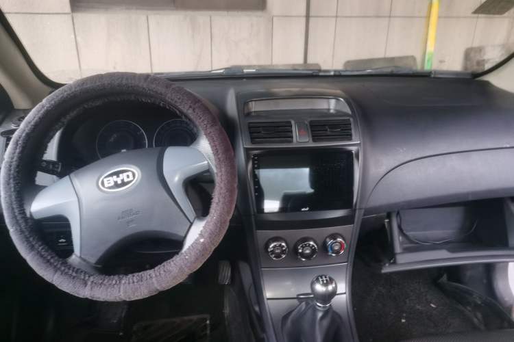 Used BYD L3 2015 Energy-Efficient Model 1.5L Manual Comfort Edition Center Console