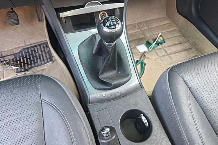 Used BYD L3 2015 Energy-Saving Edition 1.5L Manual Luxury Model Gear Lever