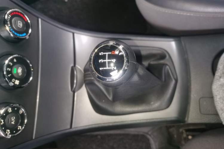 Used BYD L3 2015 Energy-Efficient Model 1.5L Manual Comfort Edition Gear Lever