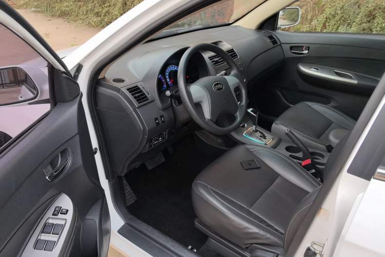 Used BYD L3 2015 Energy-Efficient Model 1.5L Automatic Comfort Edition Interior 2