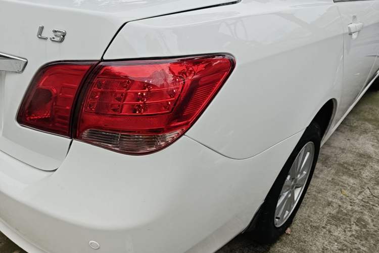 Used BYD L3 2015 Energy-Efficient Model 1.5L Automatic Comfort Edition Right Rear Taillight
