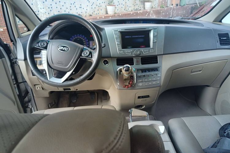 Used BYD M6 2013 2.4L Manual Luxury Model Interior 2