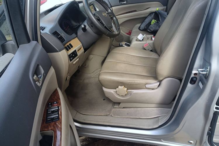 Used BYD M6 2013 2.4L Manual Luxury Model Interior 3