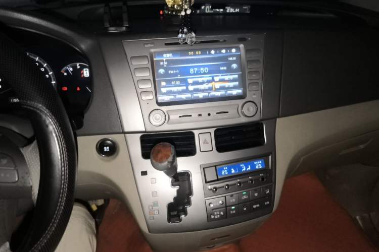 Used BYD M6 2010 2.4L Automatic Luxury Edition Audio And AC Panel