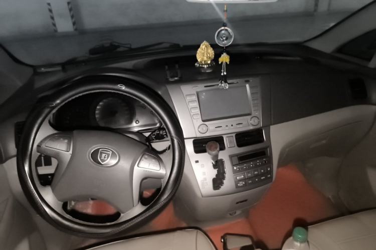 Used BYD M6 2010 2.4L Automatic Luxury Edition Center Console