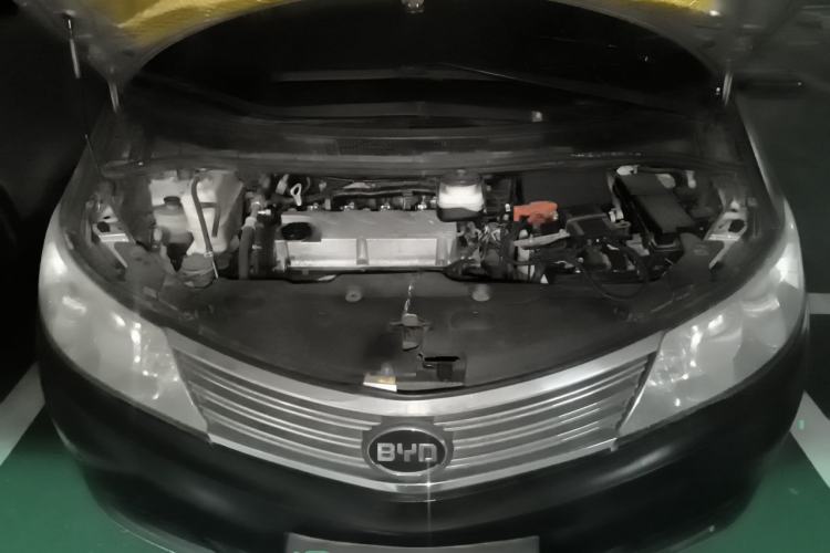 Used BYD M6 2010 2.4L Automatic Luxury Edition Engine Bay