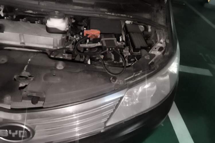 Used BYD M6 2010 2.4L Automatic Luxury Edition Engine Bay Left