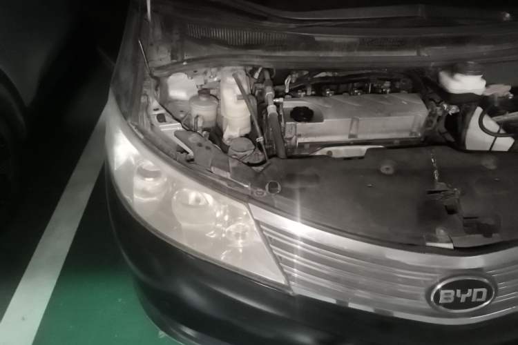 Used BYD M6 2010 2.4L Automatic Luxury Edition Engine Bay Right
