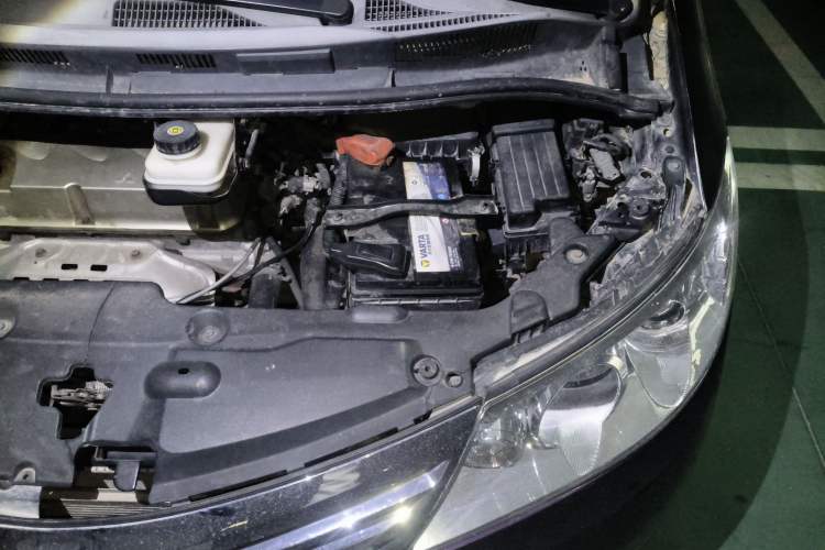 Used BYD M6 2013 2.4L Automatic Luxury Model Engine Bay Left