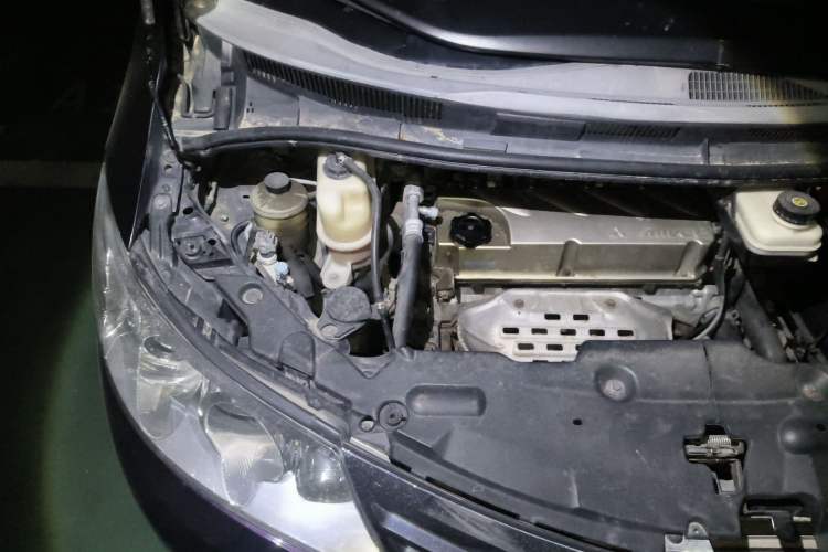Used BYD M6 2013 2.4L Automatic Luxury Model Engine Bay Right