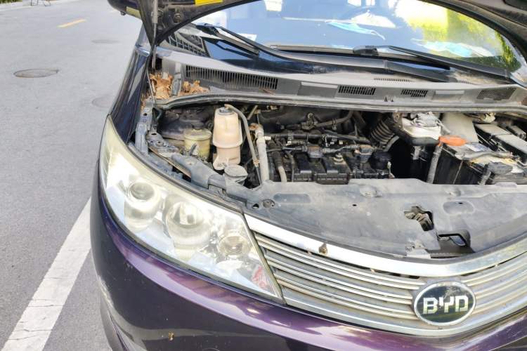 Used BYD M6 2013 2.0L Manual Comfort Edition Engine Bay Right