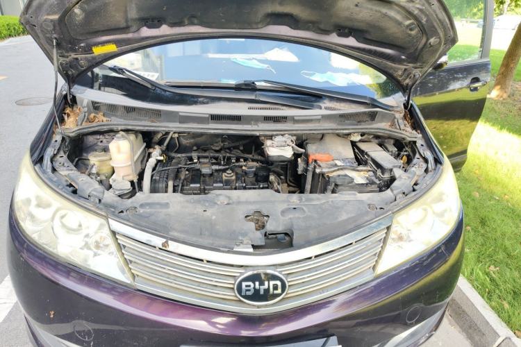 Used BYD M6 2013 2.0L Manual Comfort Edition Engine Bay