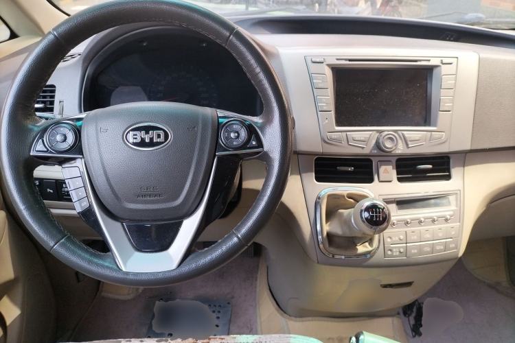 Used BYD M6 2013 2.4L Manual Luxury Model Center Console