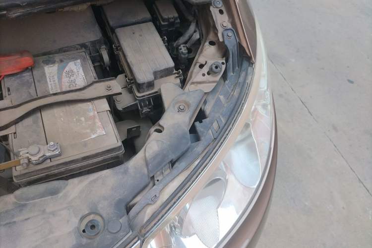 Used BYD M6 2013 2.4L Manual Luxury Model Engine Bay Left
