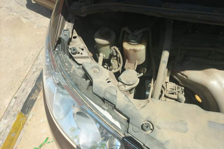 Used BYD M6 2013 2.4L Manual Luxury Model Engine Bay Right