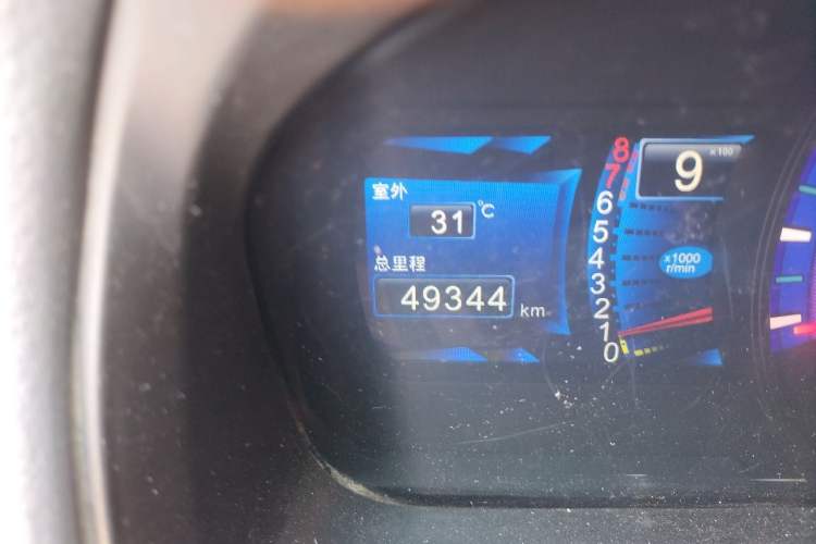 Used BYD M6 2013 2.4L Manual Luxury Model Odometer Close Up