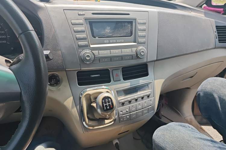 Used BYD M6 2013 2.0L Manual Comfort Edition Audio And AC Panel