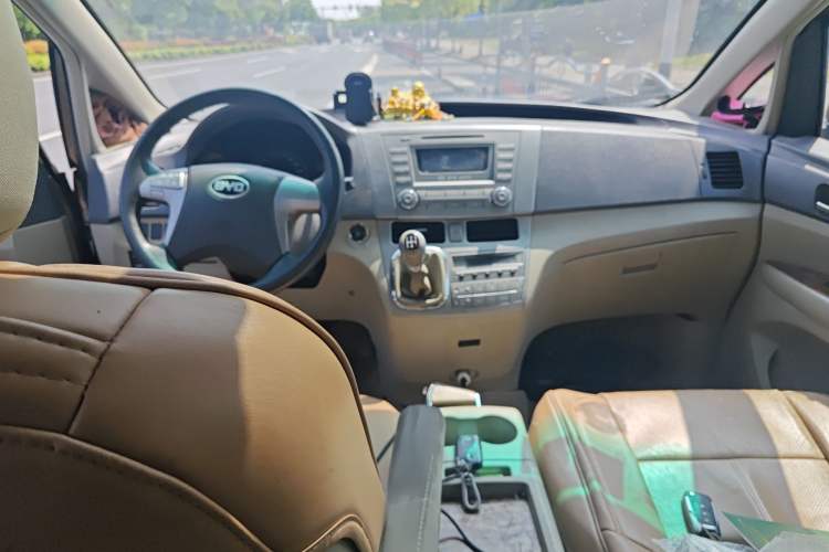 Used BYD M6 2013 2.0L Manual Comfort Edition Center Console