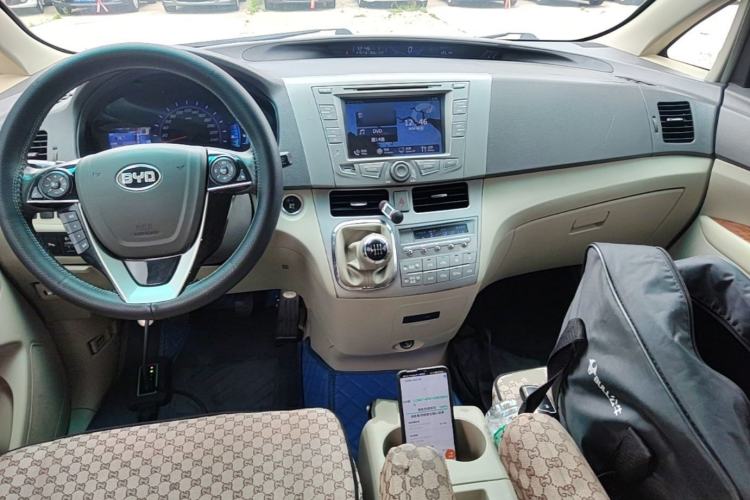 Used BYD M6 2013 2.4L Manual Luxury Model Center Console