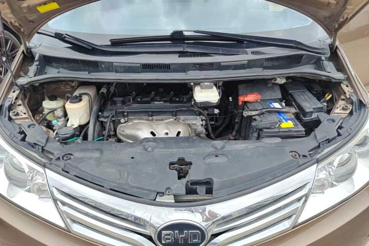 Used BYD M6 2013 2.4L Manual Luxury Model Engine Bay