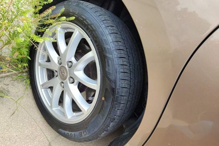 Used BYD M6 2013 2.4L Manual Luxury Model Right Rear Wheel Hub
