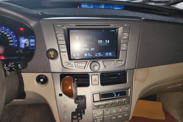 Used BYD M6 2013 2.4L Automatic Luxury Model Audio And AC Panel