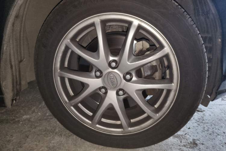 Used BYD M6 2013 2.4L Automatic Luxury Model Exterior 7