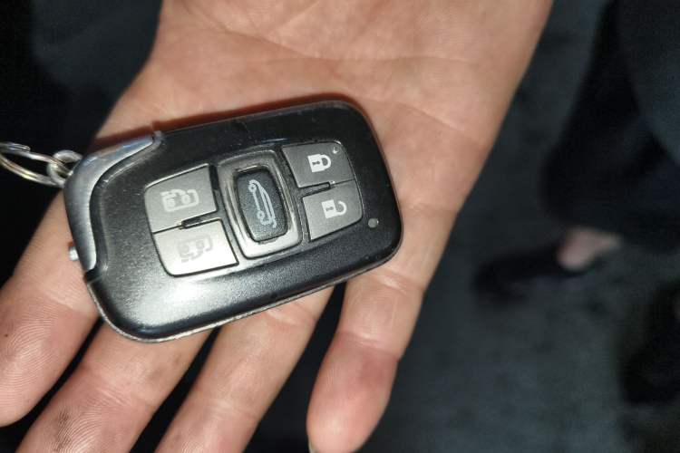 Used BYD M6 2013 2.4L Automatic Luxury Model Interior 1
