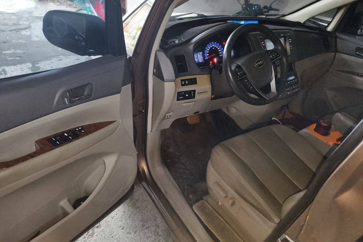Used BYD M6 2013 2.4L Automatic Luxury Model Interior 3