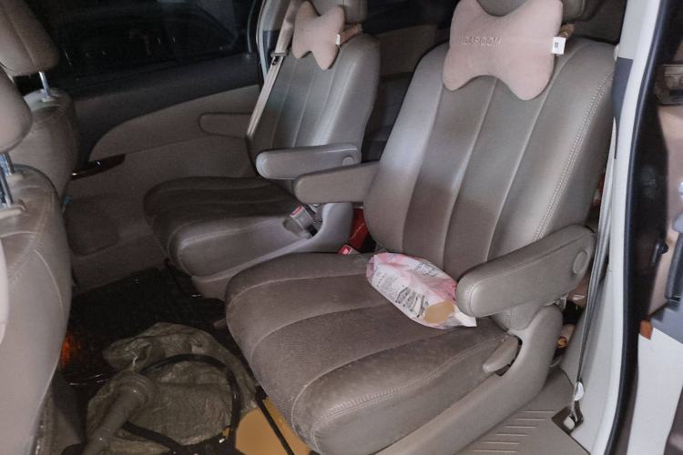 Used BYD M6 2013 2.4L Automatic Luxury Model Interior 4