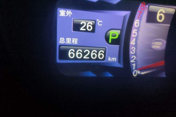 Used BYD M6 2013 2.4L Automatic Luxury Model Odometer Close Up