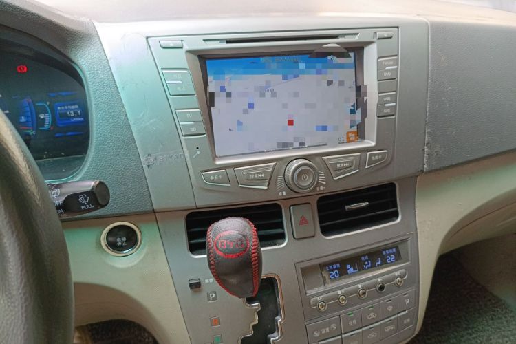 Used BYD M6 2013 2.4L Automatic Luxury Model Audio And AC Panel