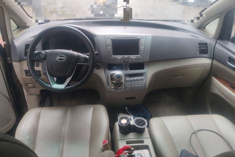 Used BYD M6 2013 2.4L Manual Luxury Model Center Console