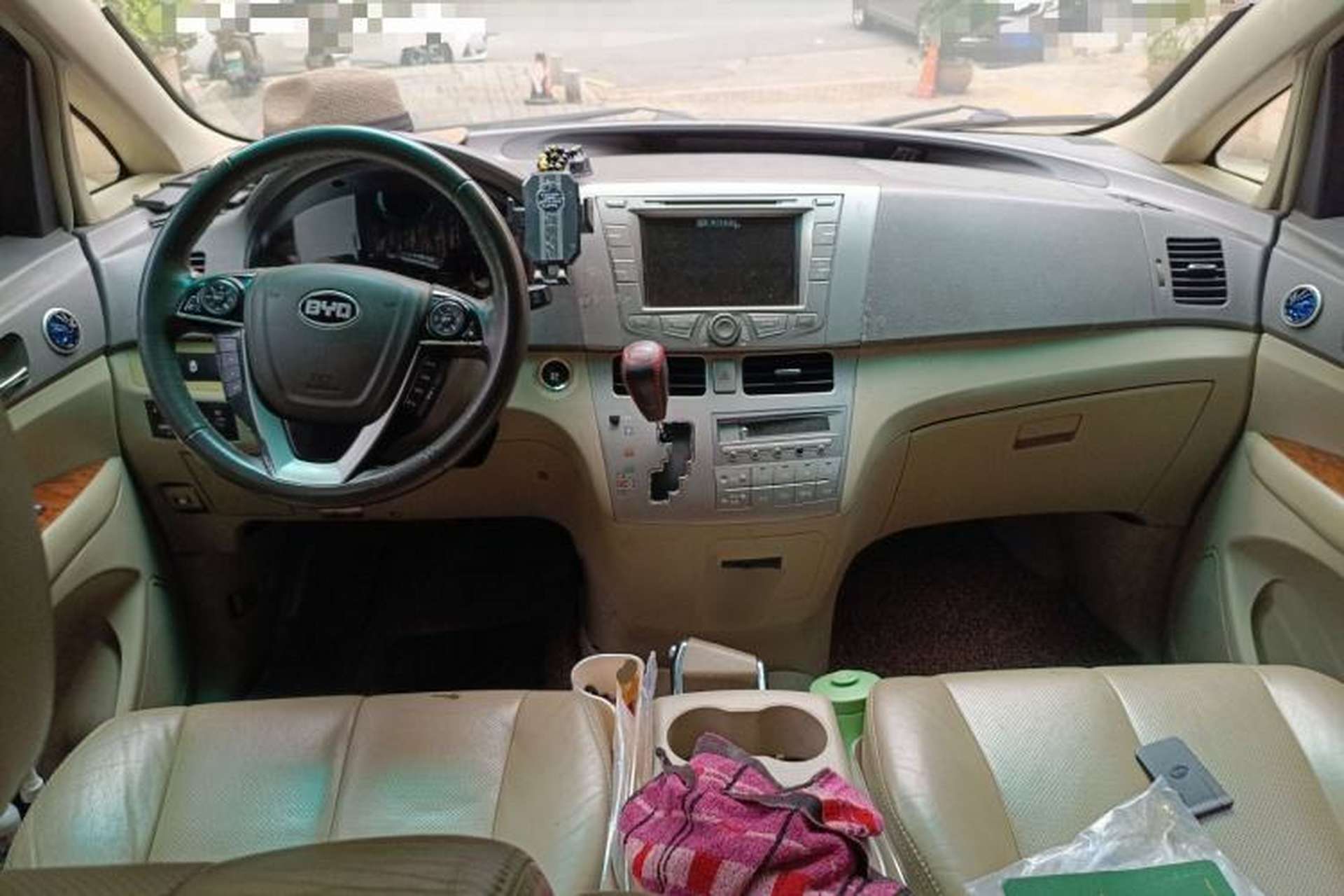 Used BYD M6 2013 2.4L Automatic Luxury Model Center Console