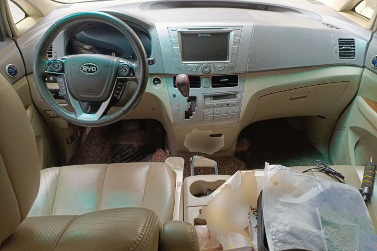 Used BYD M6 2013 2.4L Automatic Luxury Model Center Console