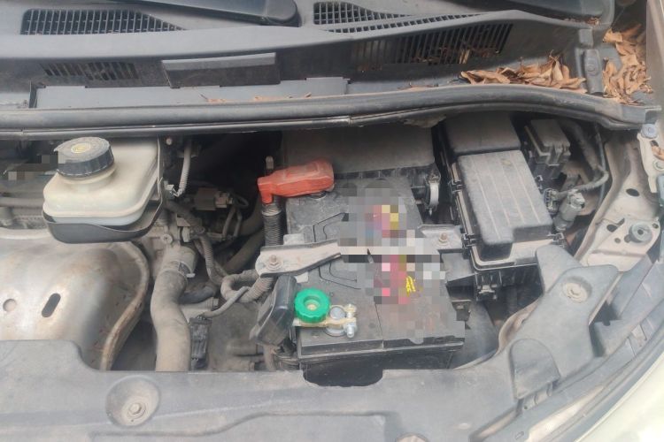 Used BYD M6 2013 2.4L Manual Luxury Model Engine Bay Left