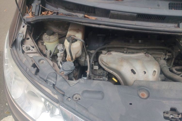 Used BYD M6 2013 2.4L Manual Luxury Model Engine Bay Right