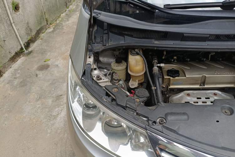 Used BYD M6 2013 2.4L Automatic Luxury Model Engine Bay Right