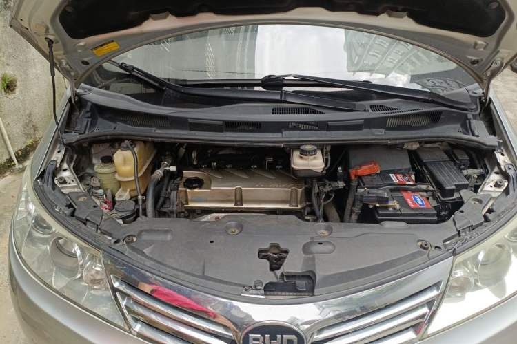 Used BYD M6 2013 2.4L Automatic Luxury Model Engine Bay