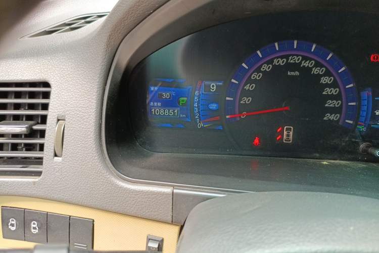 Used BYD M6 2013 2.4L Automatic Luxury Model Odometer Close Up