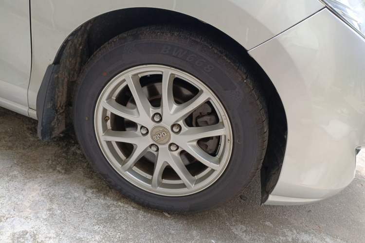 Used BYD M6 2013 2.4L Automatic Luxury Model Right Front Wheel Hub