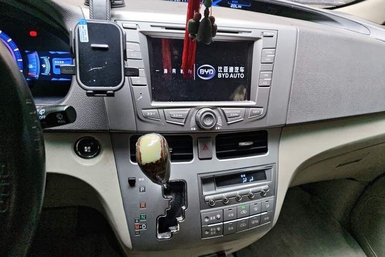 Used BYD M6 2013 2.4L Automatic Luxury Model Audio And AC Panel