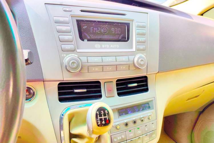Used BYD M6 2013 2.0L Manual Comfort Edition Audio And AC Panel